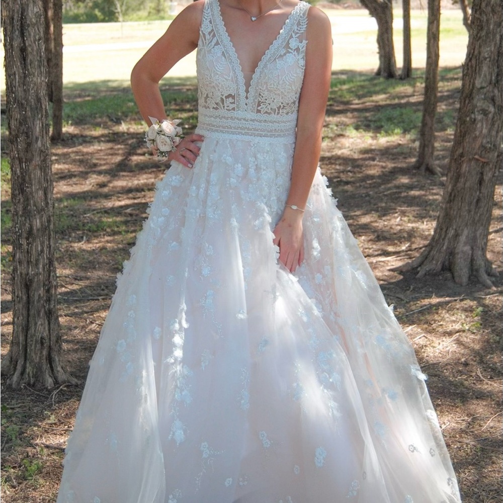 Elegant Lace V-Neck Dress for Prom or Wedding